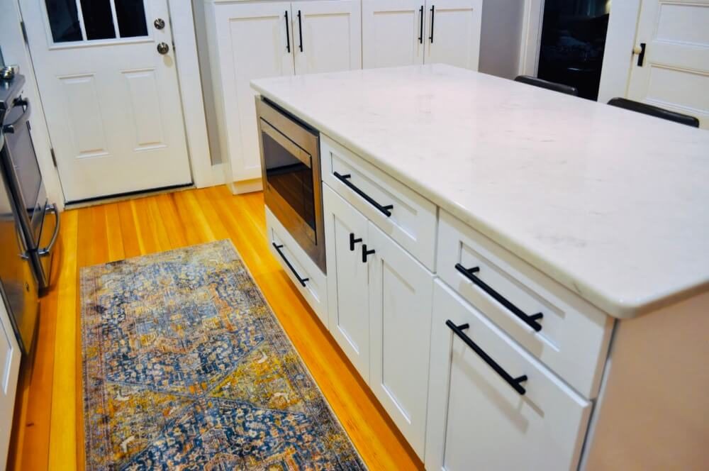 Full overlay kitchen cabinetry in a Hollywood, FL inland subdivision home